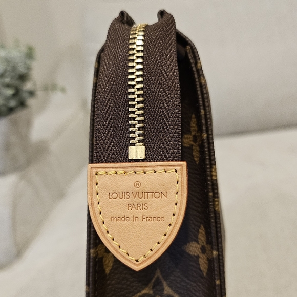 Almost New Louis Vuitton Toiletry Bag 26 - Picture 4 of 15